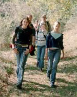 Foto von wandernden Jugendlichen im Wald